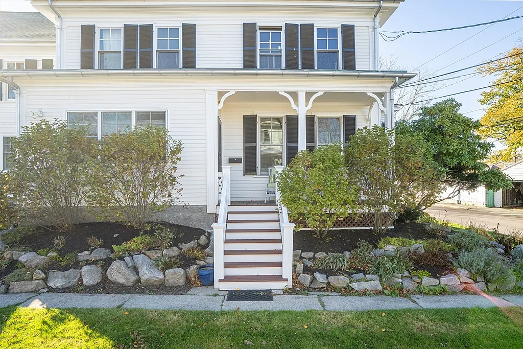2 bed, 1.0 bath, 900 sqft, $3,200 — Photo 2