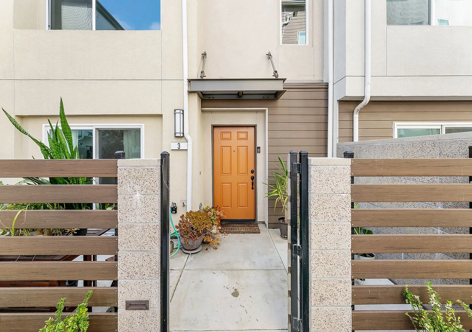Modern Tri-Level Townhome in Gated Gardena Community with 2-Car Garag — Photo 3