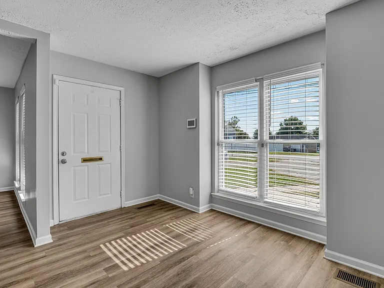 326 Nesbitt Ln — Photo 5