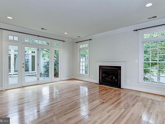 4th image of 702 Oak Knoll Ter