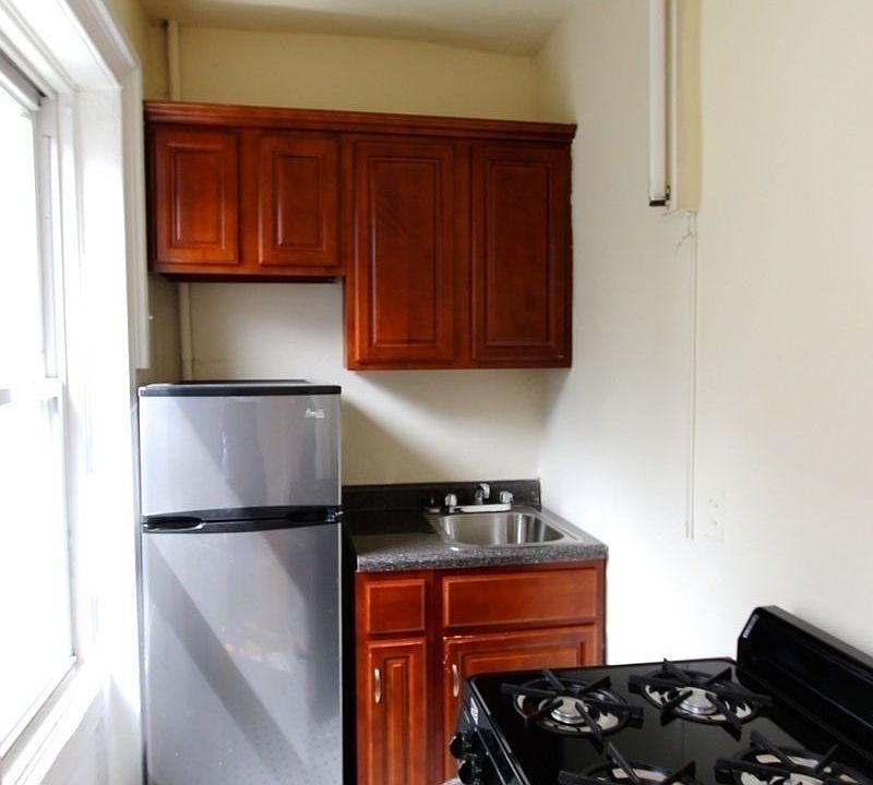 2nd image of 64 Livingston St APT 4