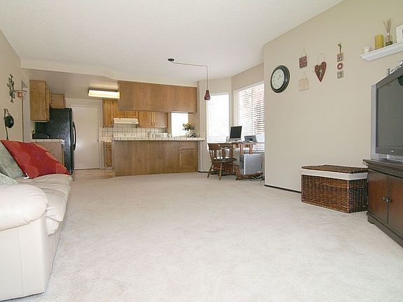 5th image of 12 Skylark Ct