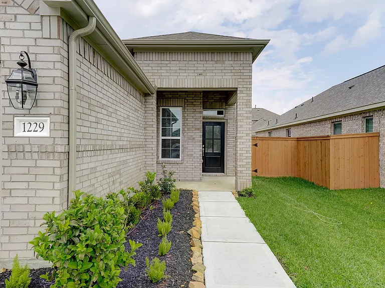 1229 Red Hills Dr — Photo 2