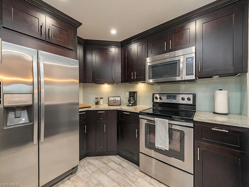 2 bed, 2.0 bath, 1050 sqft, $8,000 — Photo 4