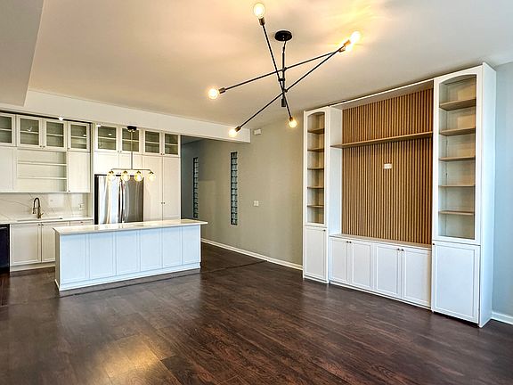 3rd image of 2449 N Marshfield Ave #1