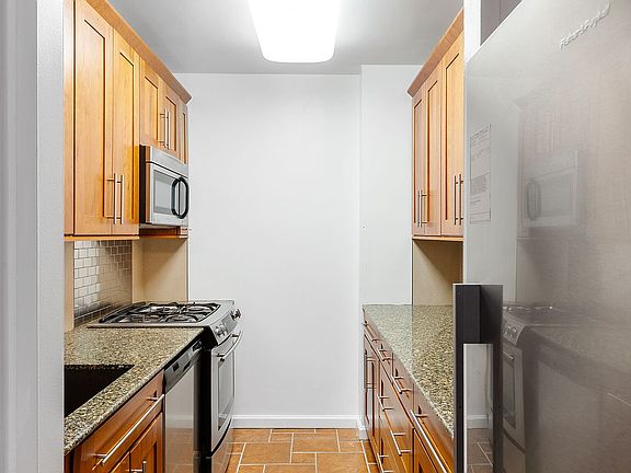 4th image of 347 W 57th St APT 22A