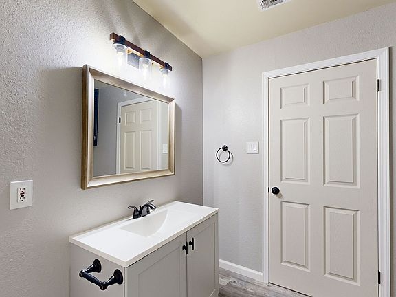 4th image of 211 W Dove Ln #B