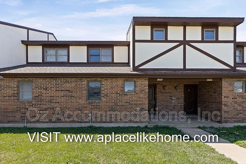 3 bed, 1.5 bath, 1324 sqft, $1,350 — Photo 2