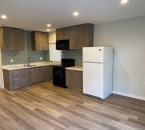 5th image of 8532 Cashio St #102
