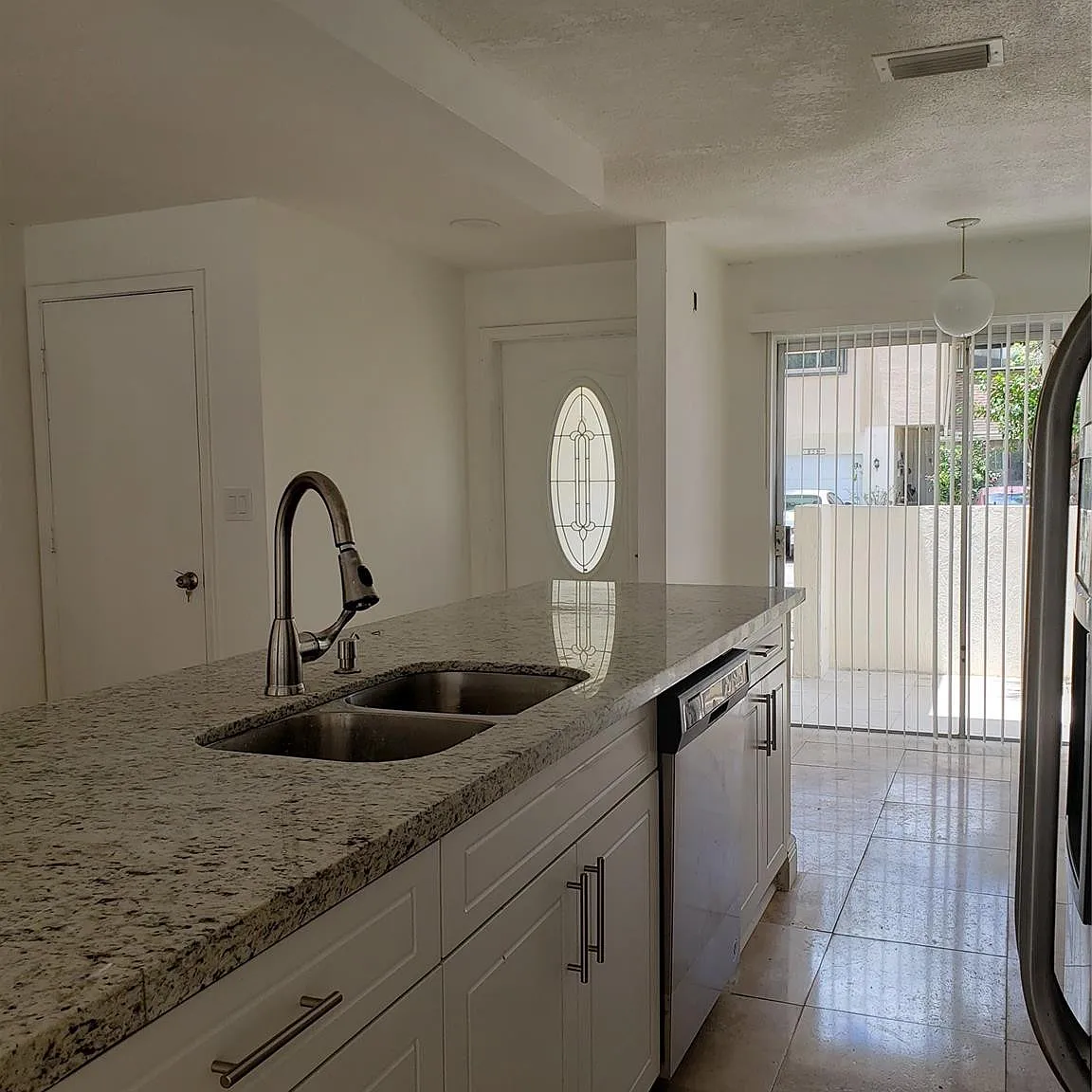4 bed, 2.5 bath, 2080 sqft, $3,000 — Photo 4