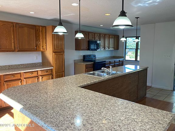 4th image of 1209 S Summit Dr