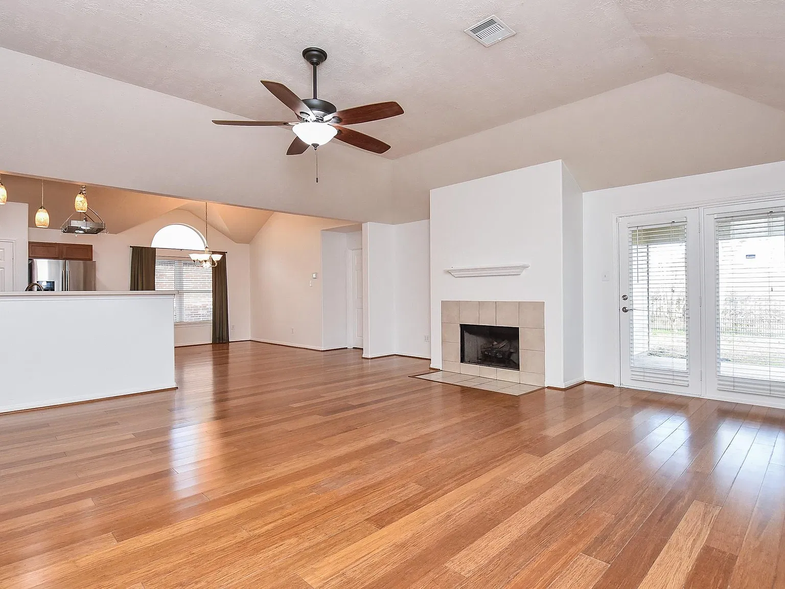 4 bed, 2.0 bath, 1864 sqft, $2,000 — Photo 2