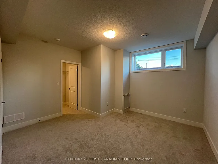 990 Deveron Cres #37 — Photo 16