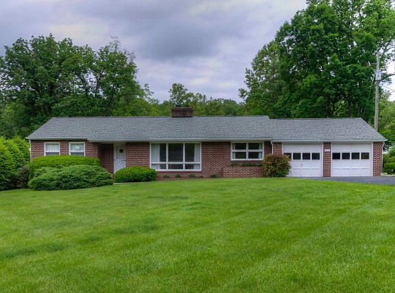 2nd image of 715 Dogwood Ln