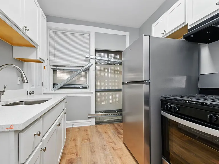 7557-59 S. Calumet Ave. / 348-58 E 76th St. — Photo 13