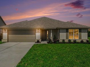 8 Gemstone Ct, Angleton, TX 77515