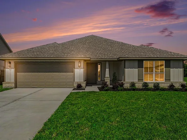8 Gemstone Ct, Angleton, TX 77515