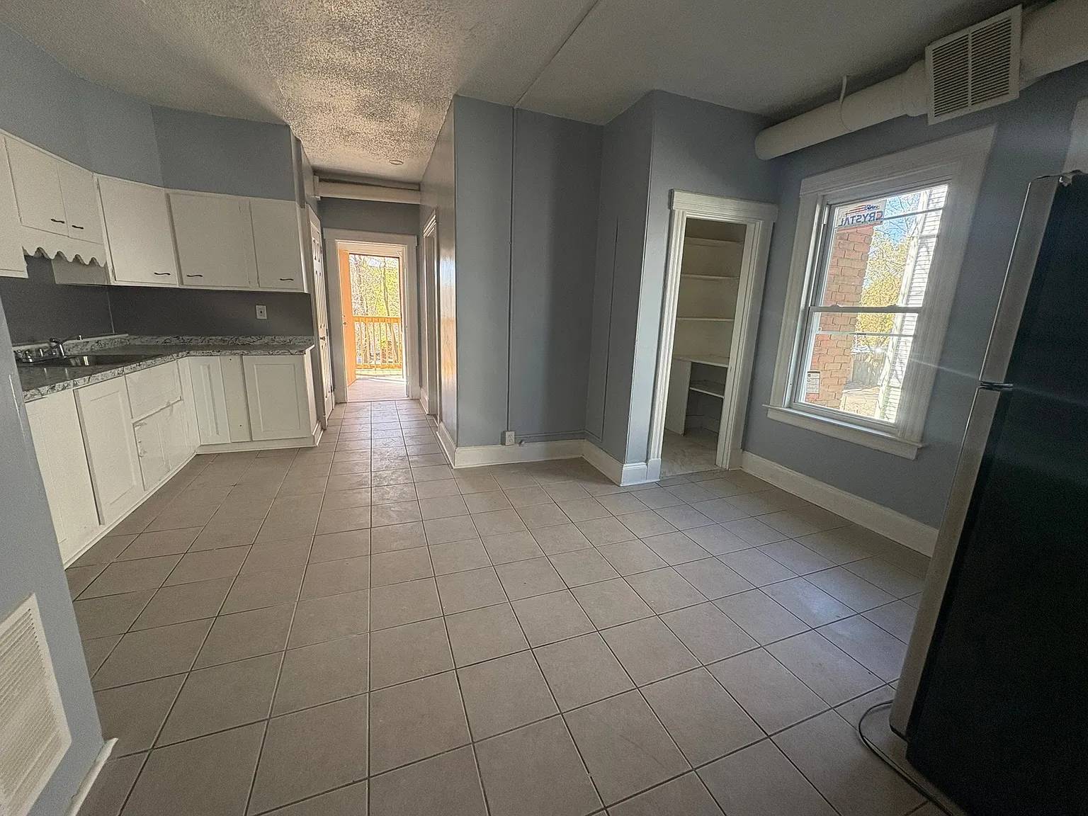 3 bed, 1100 sqft, $1,600 — Photo 2