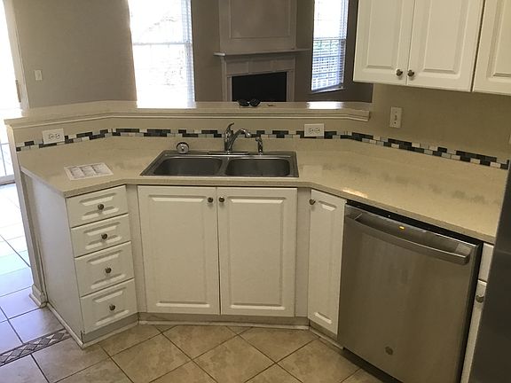 5th image of 18 Stonewater Dr