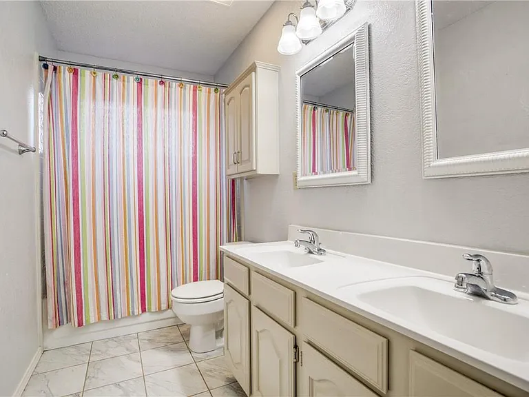1405 Newbury Ln — Photo 6