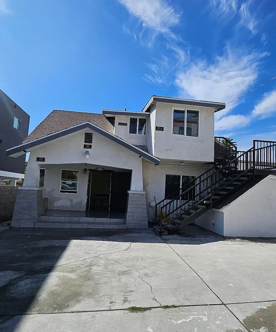 325 N Normandie Ave — Photo 2