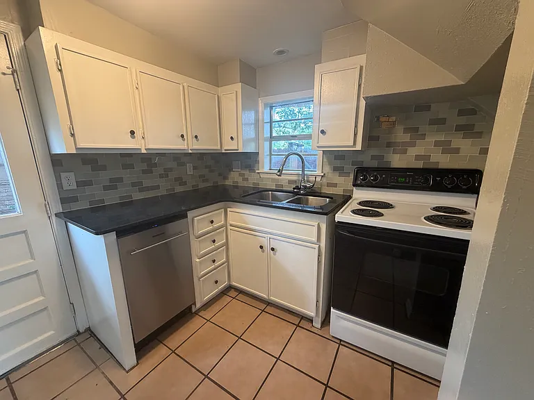 715 NW 36th Ter — Photo 3