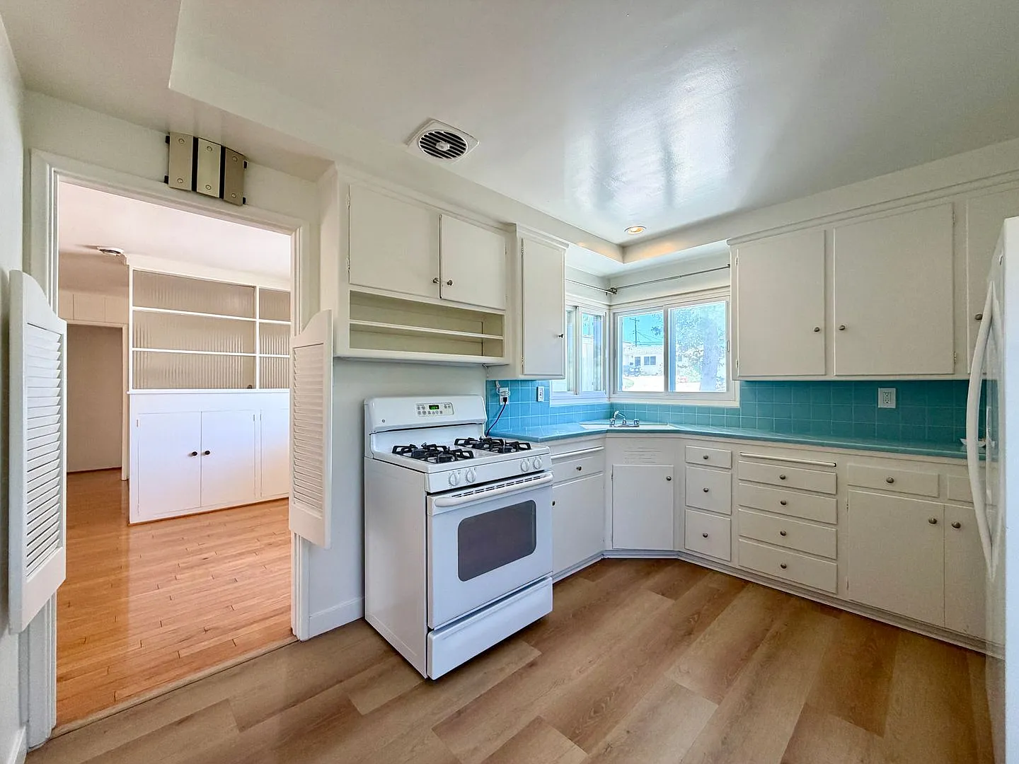 Charming 3 Bed 2 Bath Home In Westchester! — Photo 2