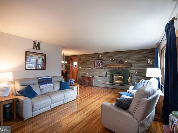 3rd image of 228 Deepwood Dr