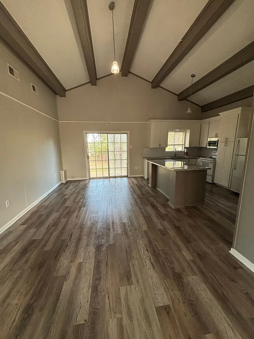 Spacious 4 Bedroom Home in Pearl! — Photo 2