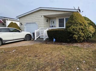 54 Dogwood Ln, Manorville, NY 11949