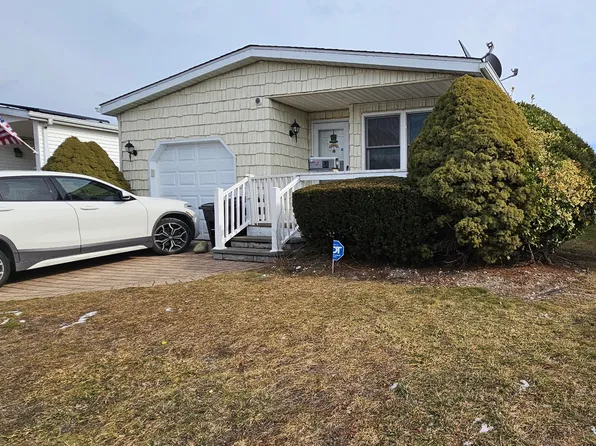 54 Dogwood Ln, Manorville, NY 11949