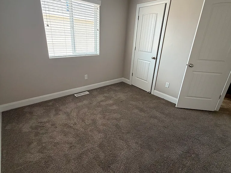 2710 N Clark Pkwy — Photo 14