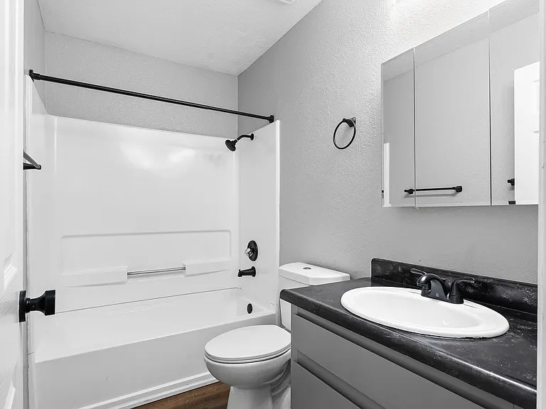 Redwood Cove Apartments — Photo 15