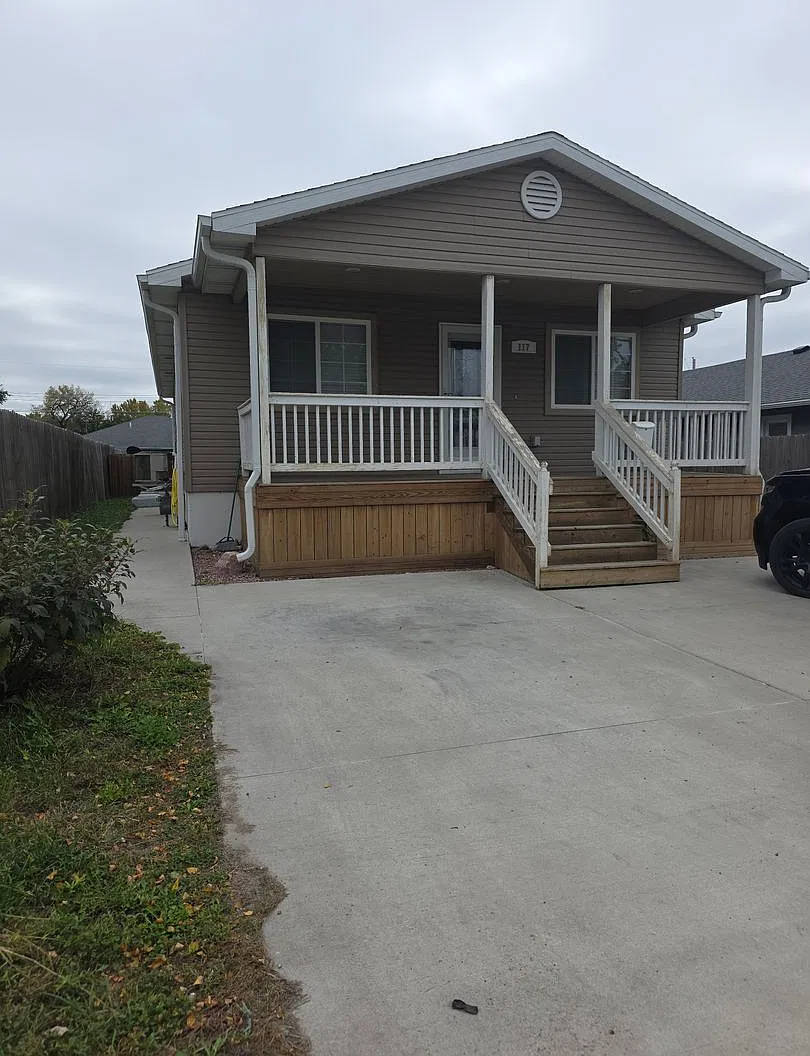 Spacious 5-Bedroom Single-Family Home — Photo 1