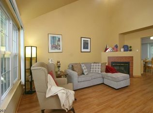 293 Waterlou Ct, Somerset, NJ 08873