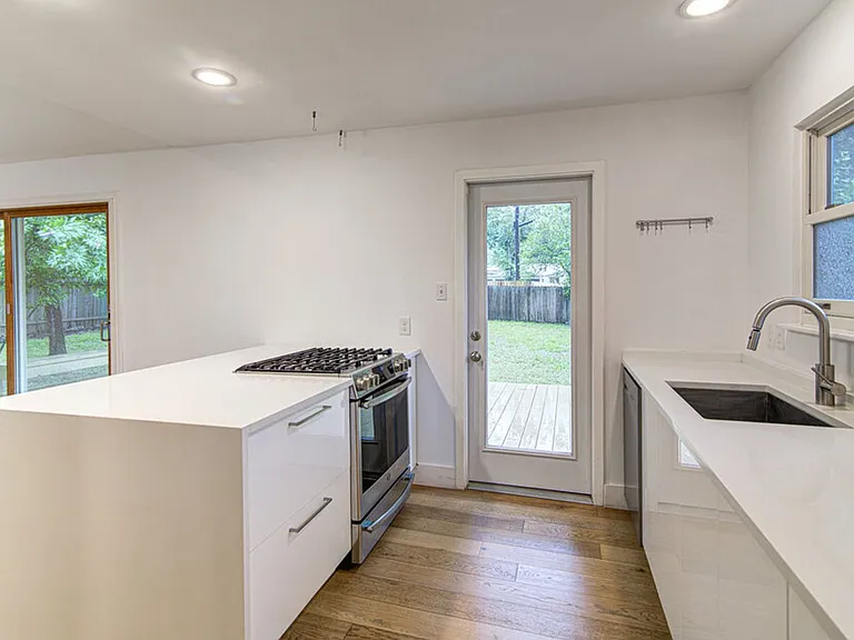 2704 Nottingham Ln — Photo 9