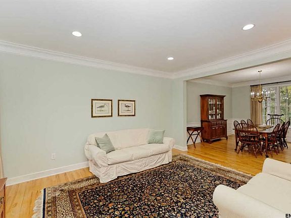 5th image of 19 Fairview Ln