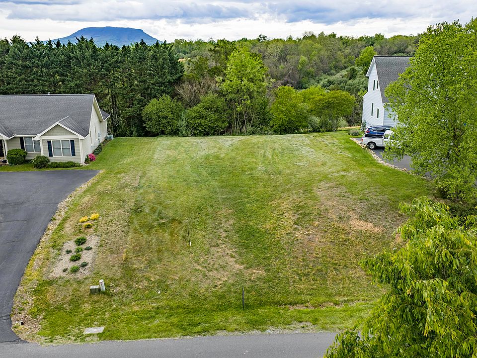 1st image of 9 Woodridge Ln