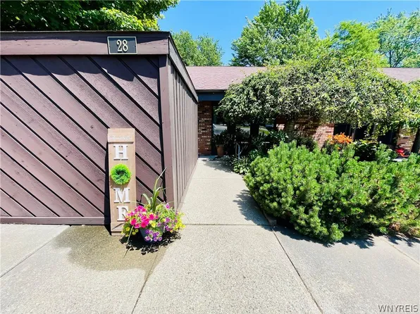 28 Susann Ct, Fredonia, NY 14063