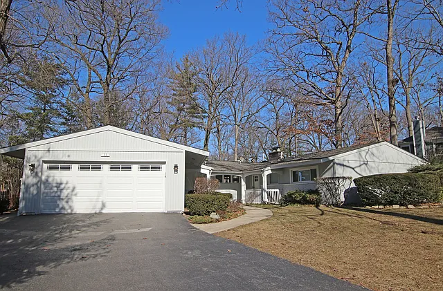 32 Lincolnshire Dr photo 1