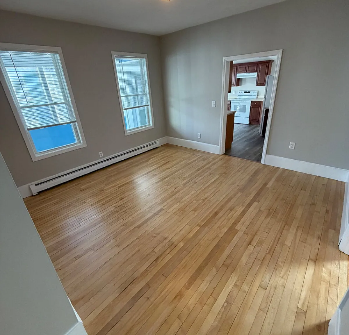 3 bed, 1.0 bath, 1002 sqft, $2,400 — Photo 4