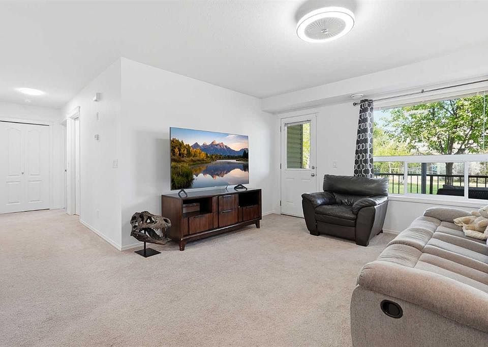 1st image of 8 N Bayside Pl #400