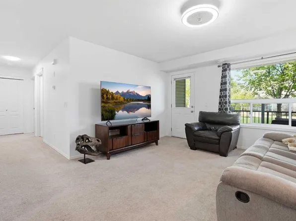 8 N Bayside Pl #400, Strathmore, AB T1P 0E1