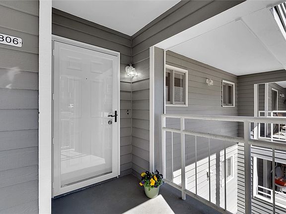 3rd image of 806 Northlake Dr