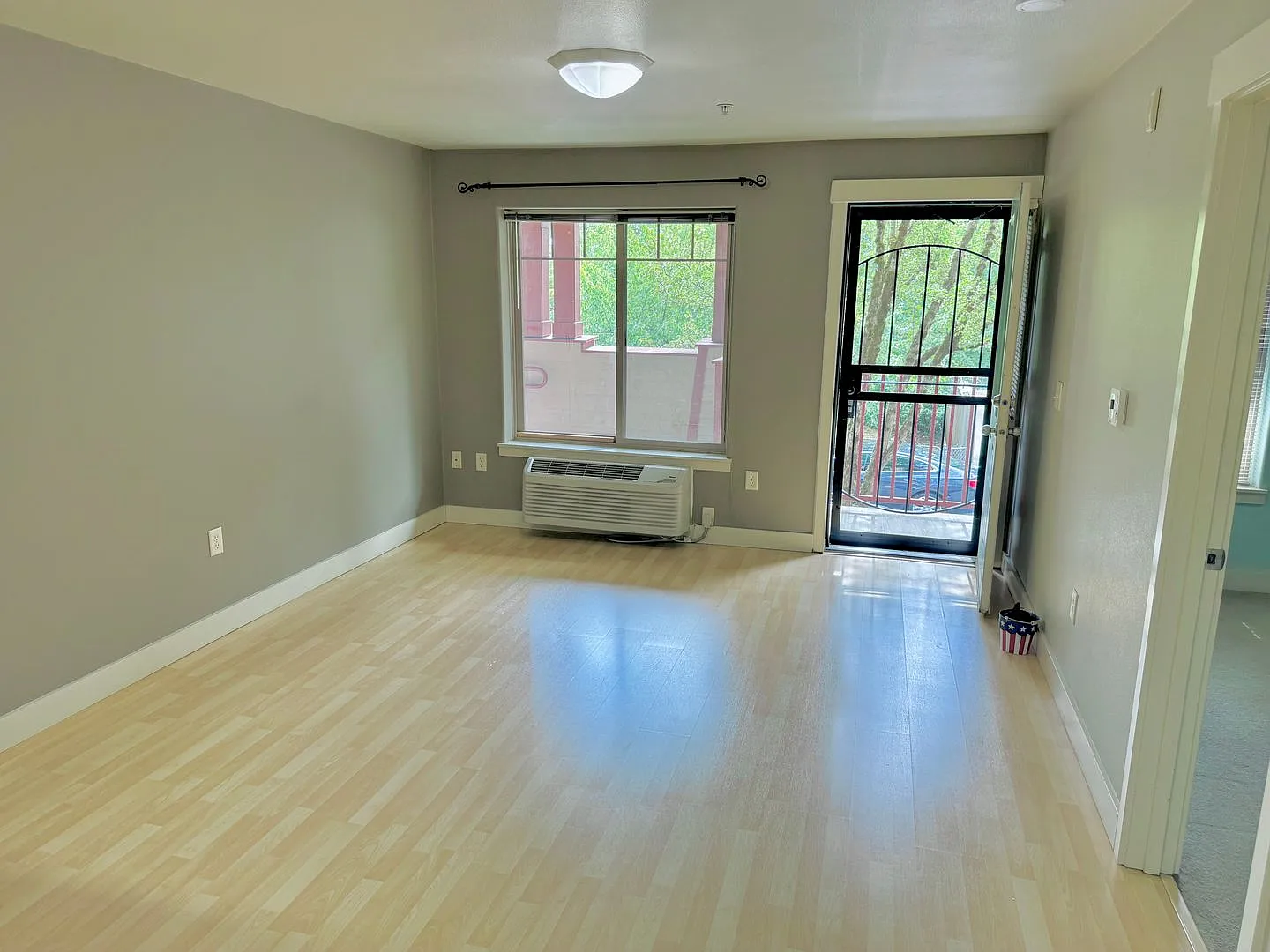 Gateway 2nd Story Condo with Laminate H/W's, A/C, Laundry In-Unit — Photo 4