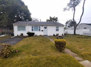 5 Willow St, Central Islip, NY 11722