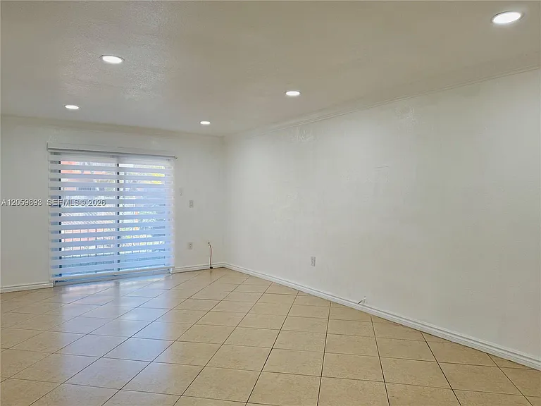 1100 W 35th St #8 — Photo 7