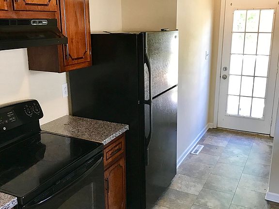 3rd image of 732 Princeton Cir