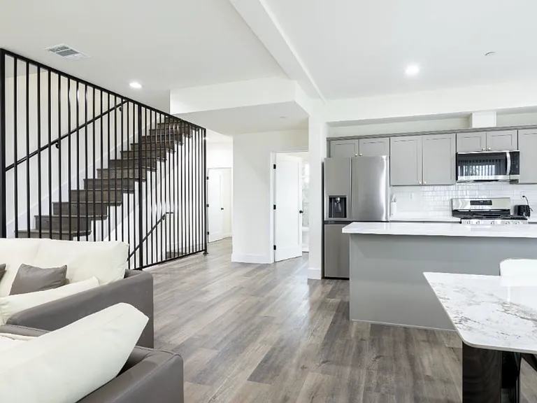 2233 S Longwood Ave #2 — Photo 12