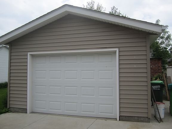 1.5 car garage, pad on side